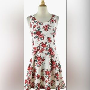 Women’s white sleeveless dress with flowers